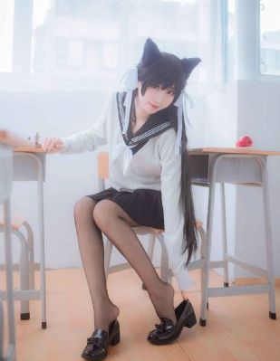 将军掀开她的乳罩揉捏她的胸